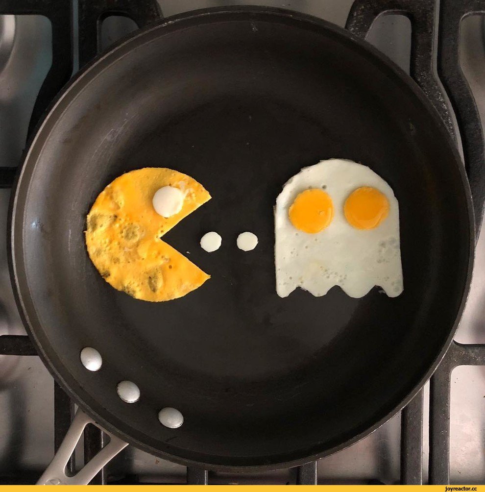 Кот обедает