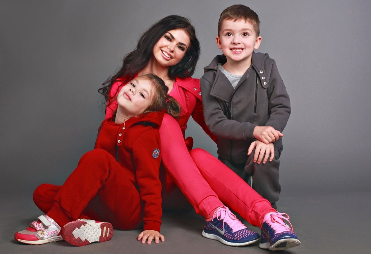 Стильная родители с детьми