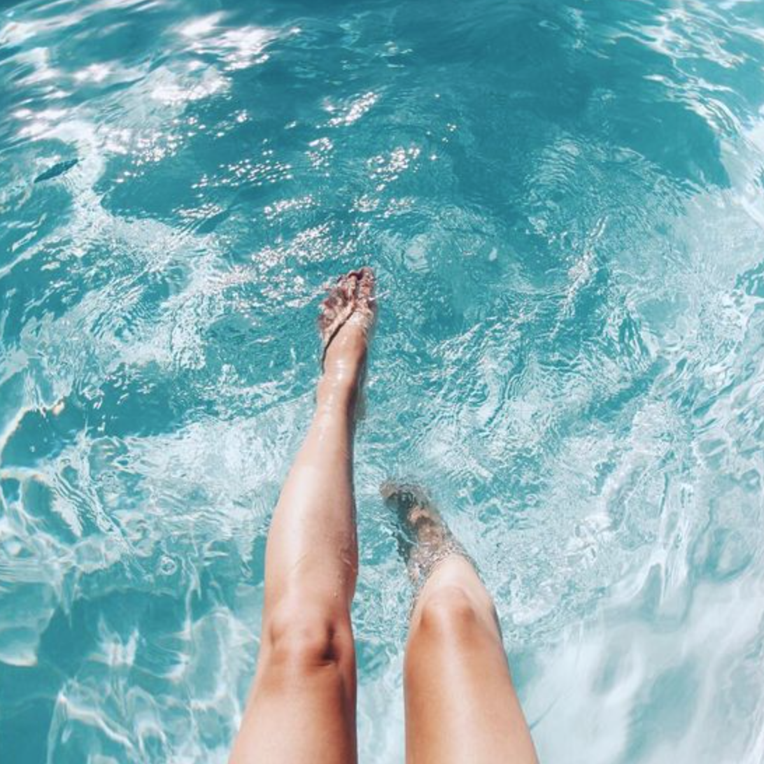 Ноги в бассейне