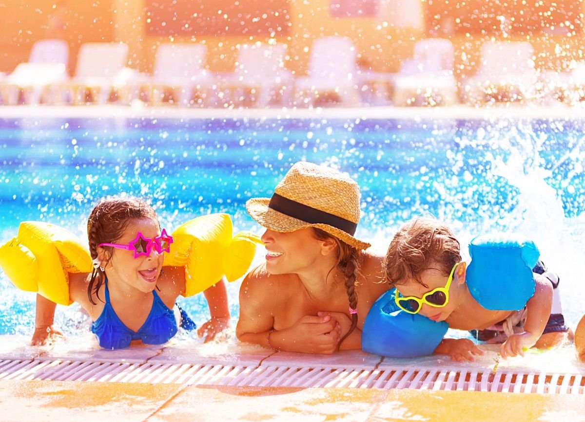 Дети в бассейне Турция