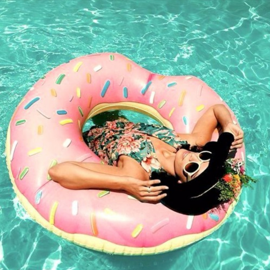 Девушка на надувном круге