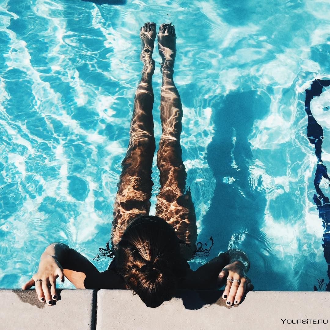 Девушка в бассейне