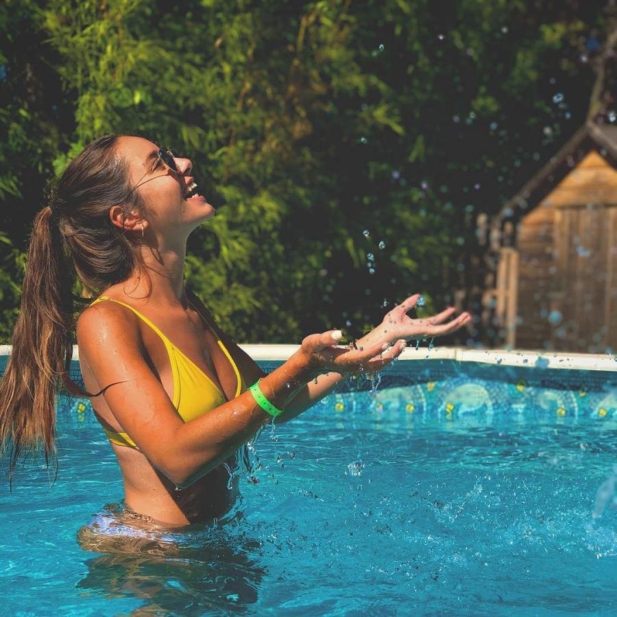 Шатенка у бассейна