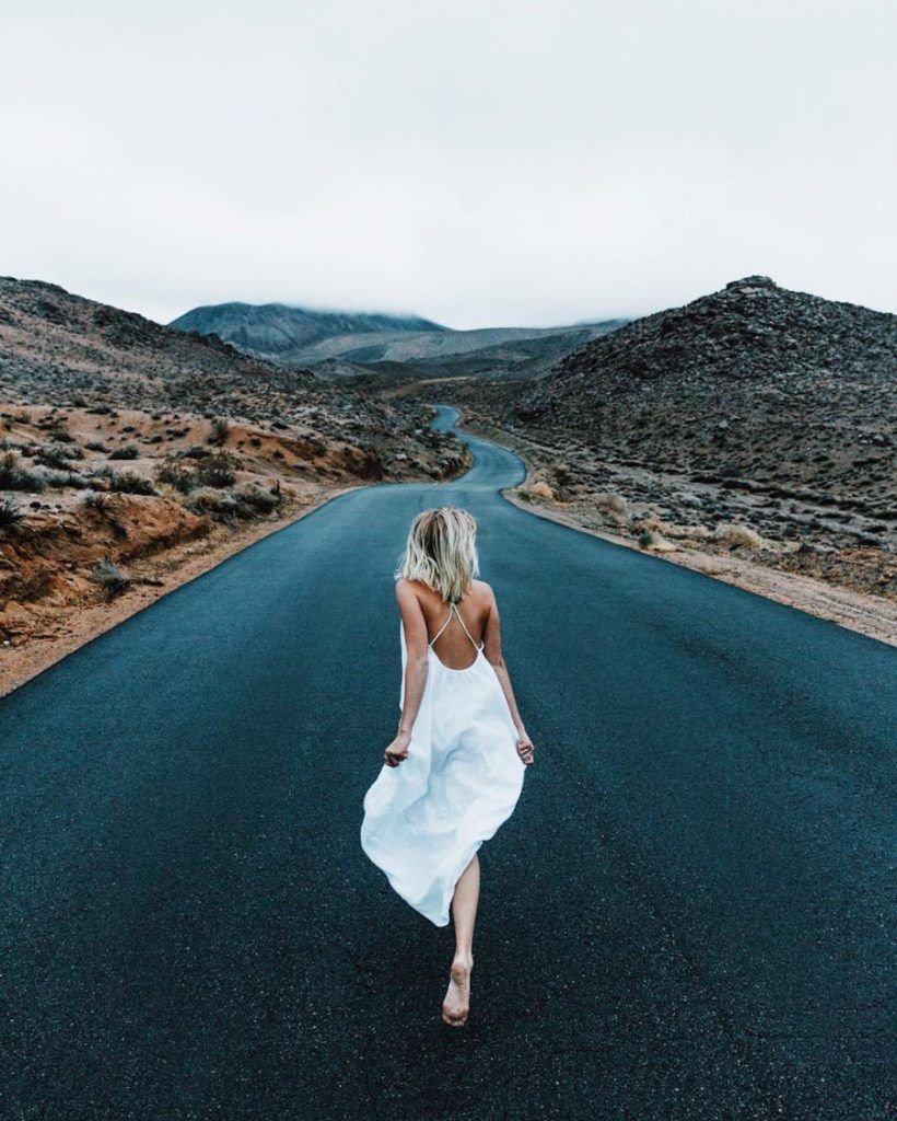 Девушка идет по дороге