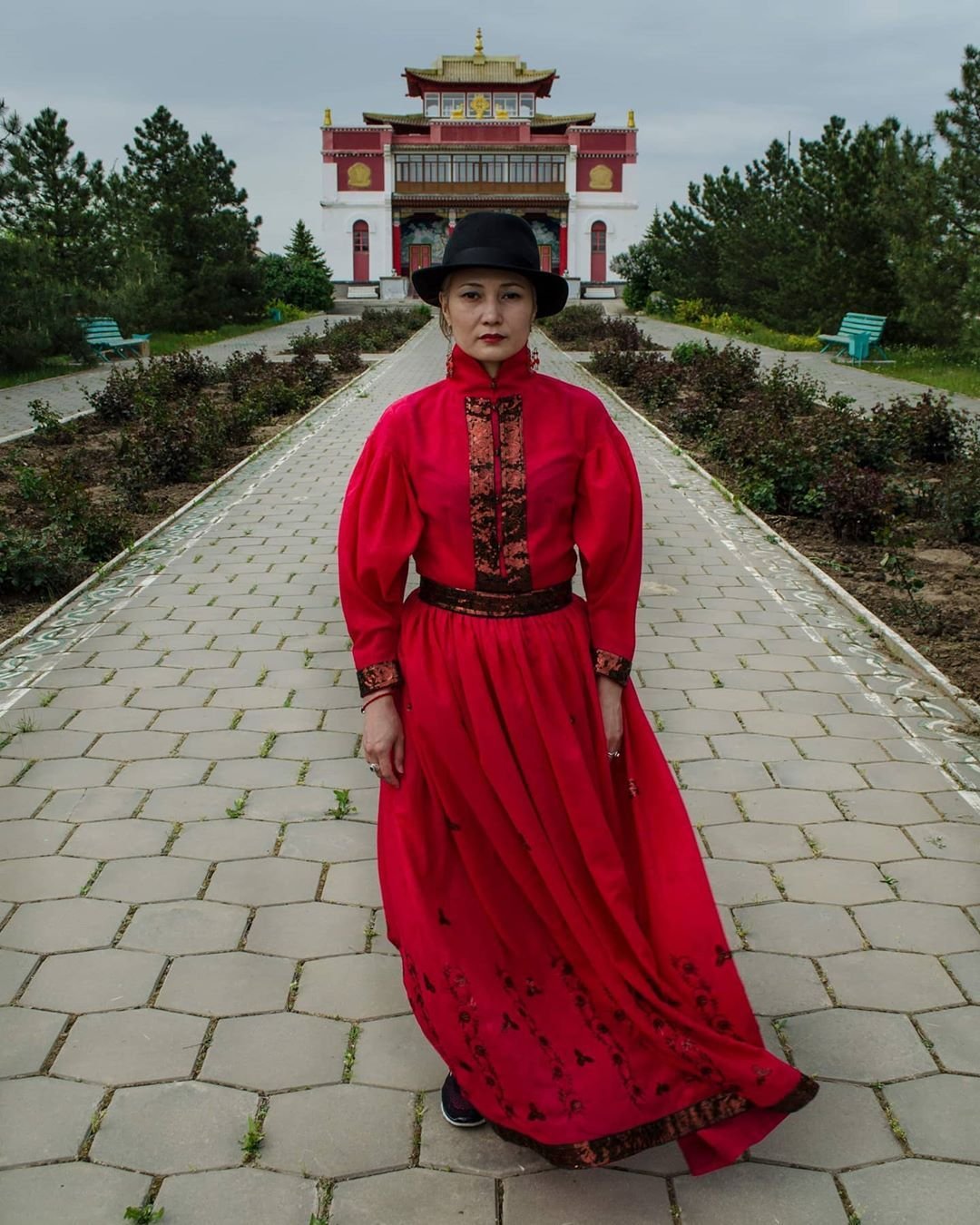 Казахские степи в национальной одежде