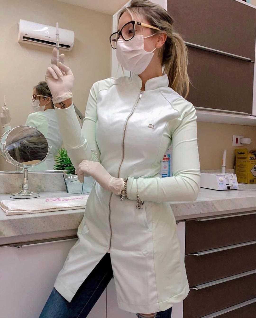 Блондинка в медицинском халате