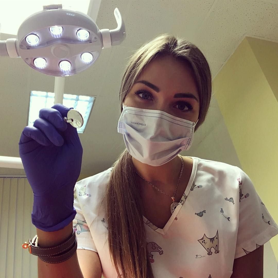 Девушка доктор в маске