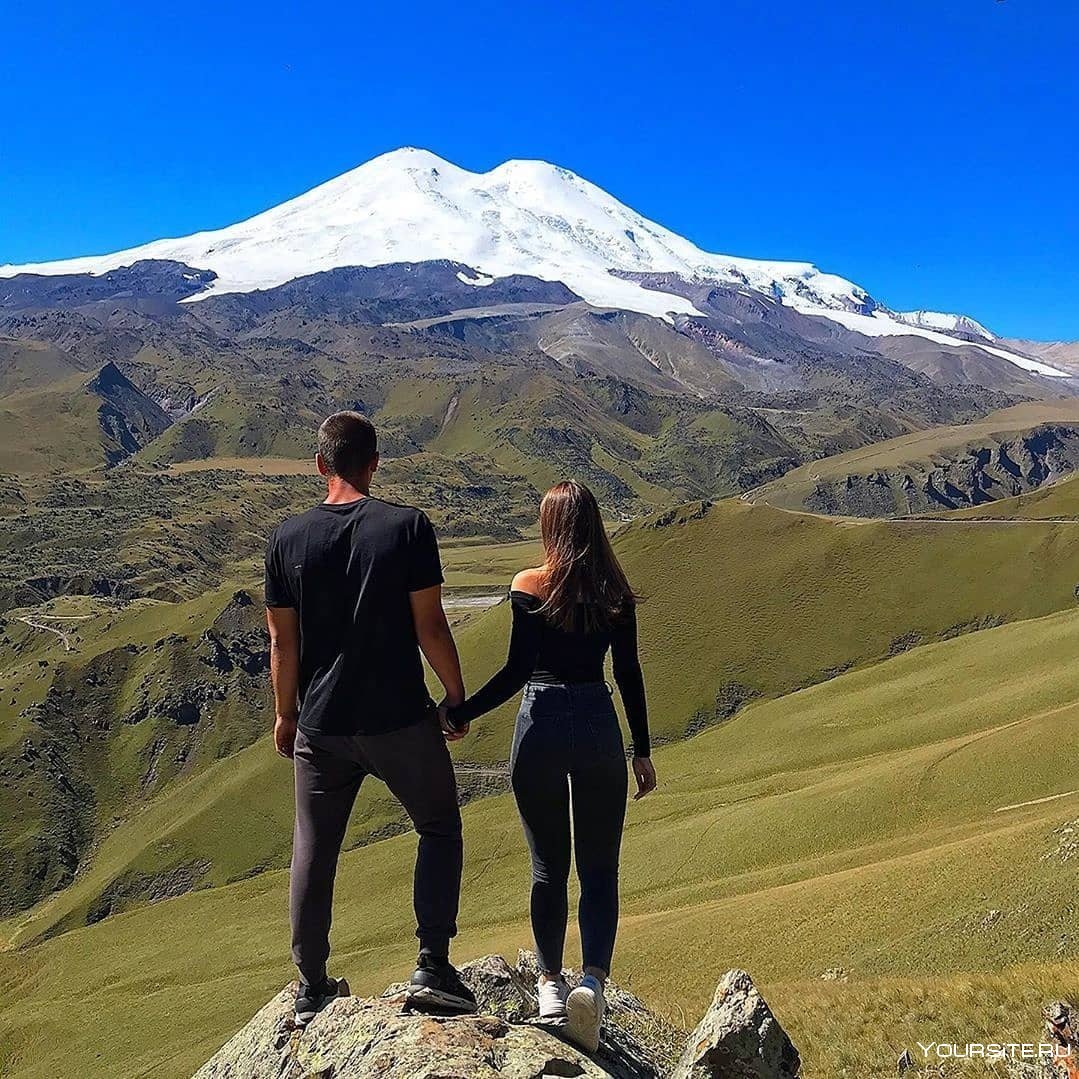 Парень с девушкой в горах