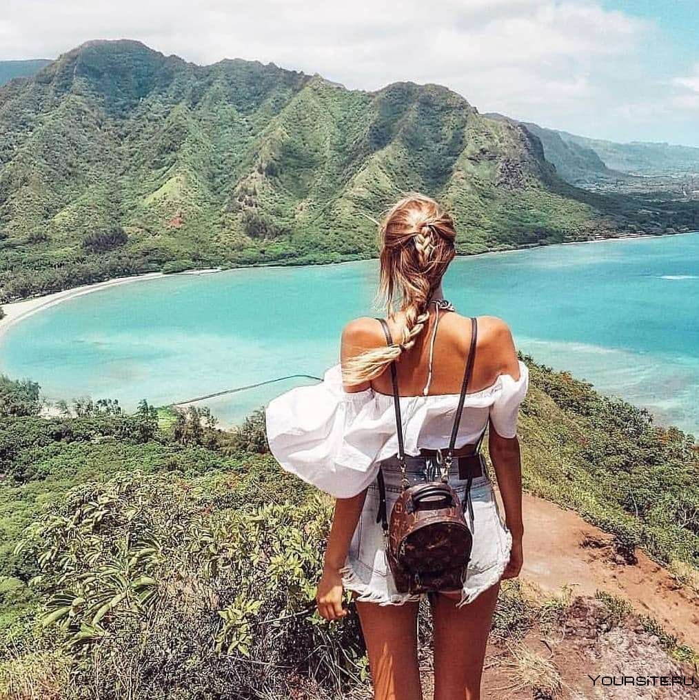 Красивая девушка путешествует