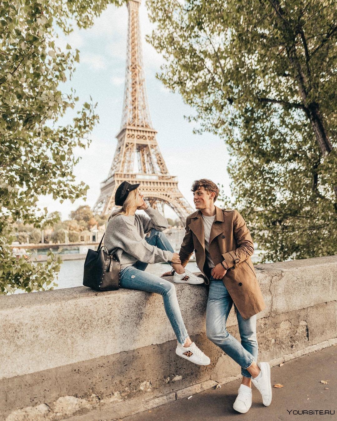 Влюбленная пара в Париже
