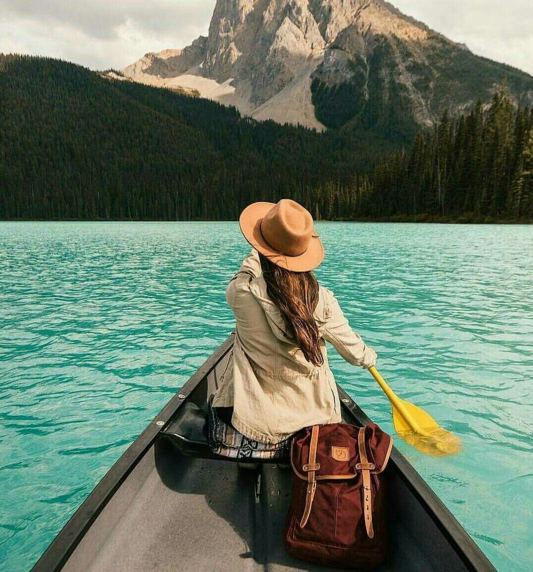 Рыжая девушка путешествует