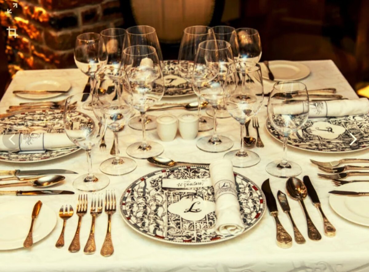 Сервировка стола в ресторане