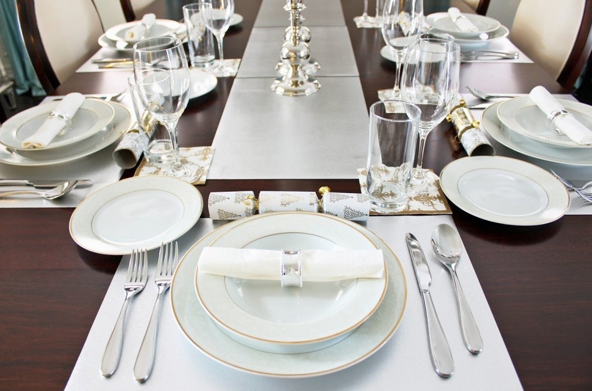 Сервировка стола в ресторане