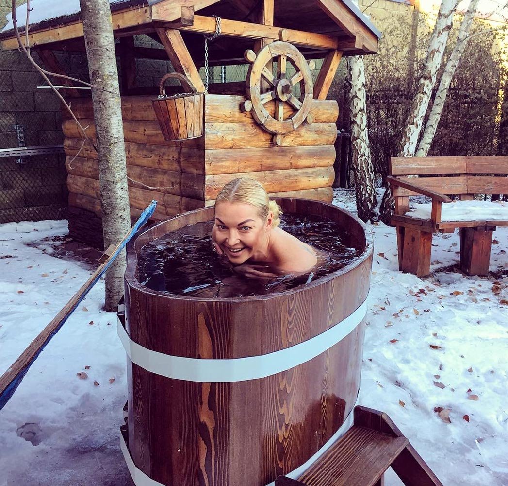 Анастасия Волочкова в купели