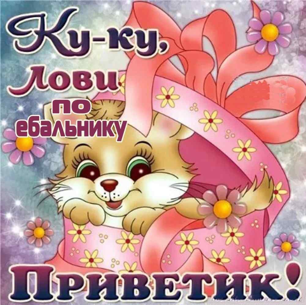 Веселая бабушка на диване