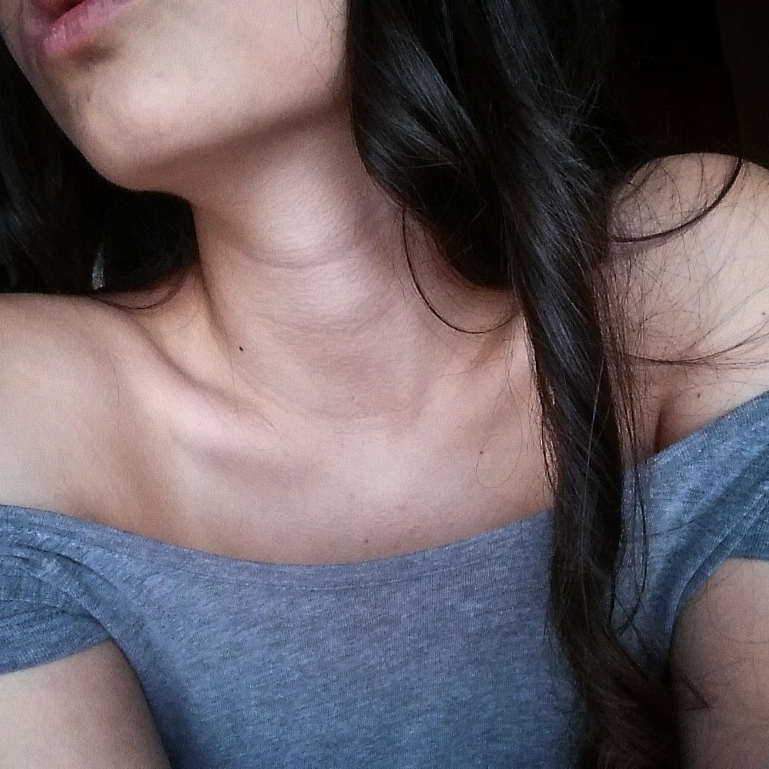 Губы девушек без лица