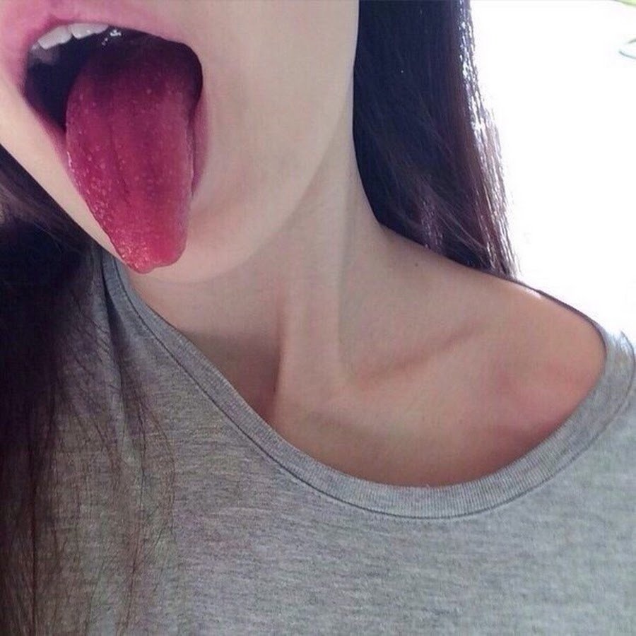 Девушка с прикрытым лицом волосами