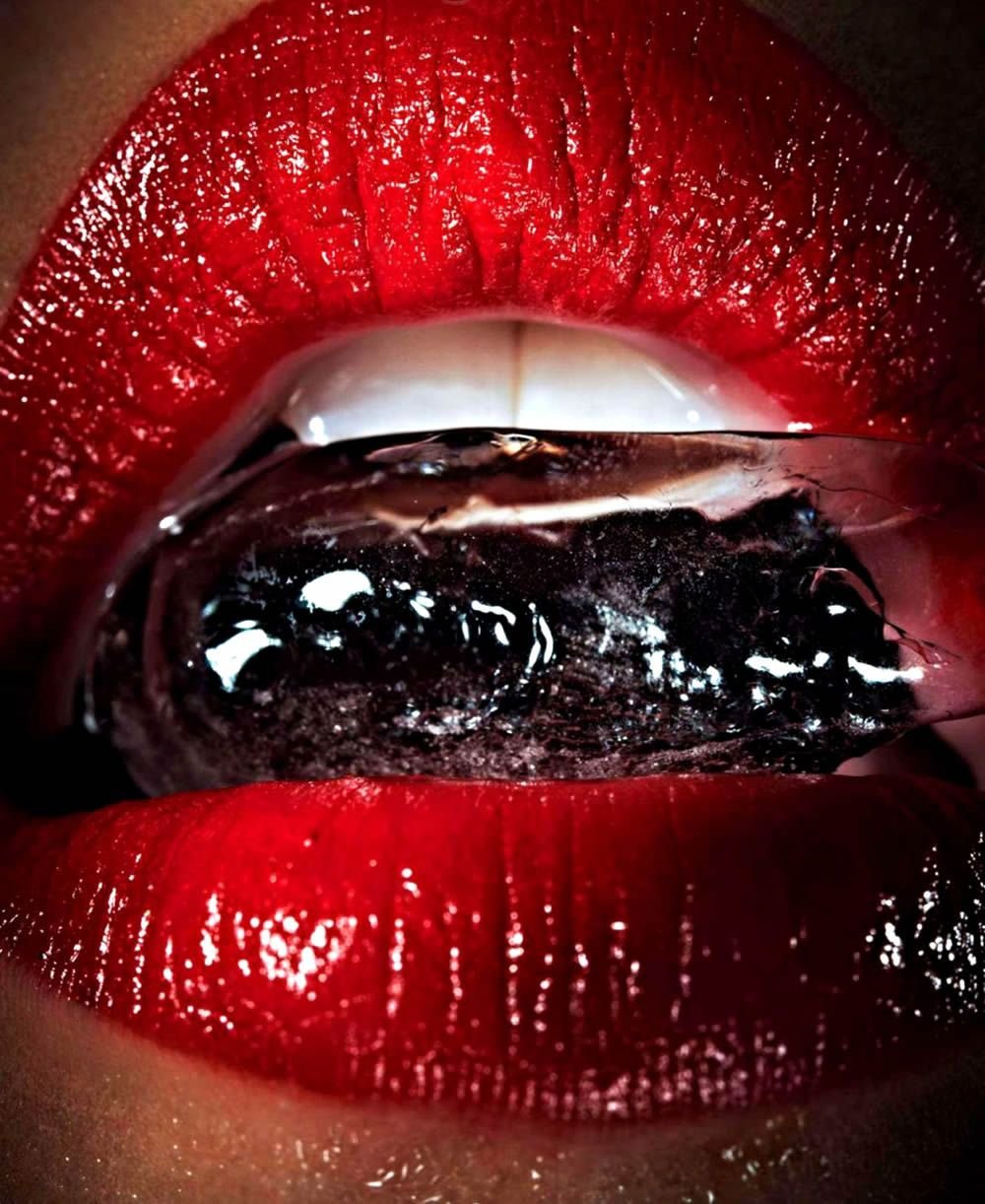 Загадочная девушка в шляпе