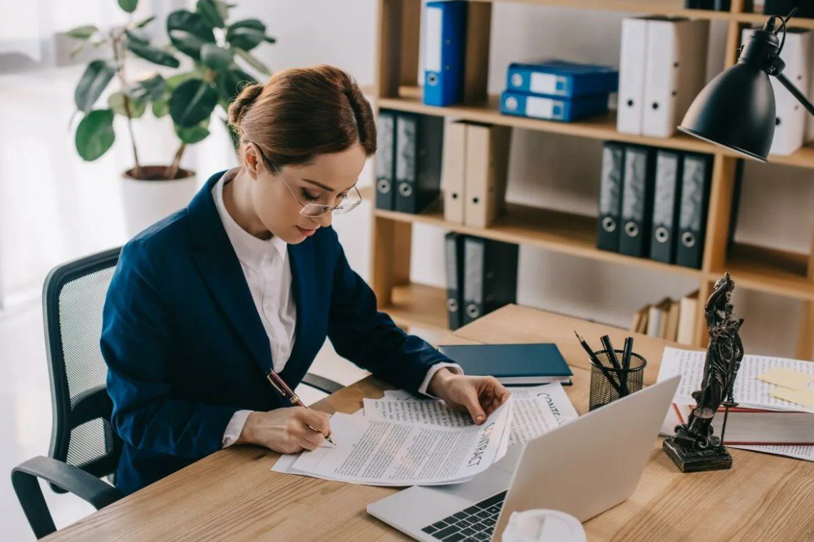 Женщина юрист