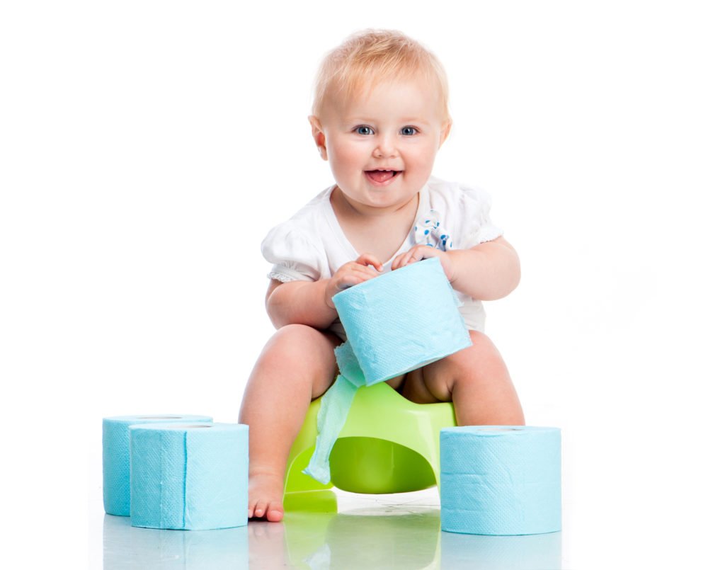 Ребенок сидит на горшке