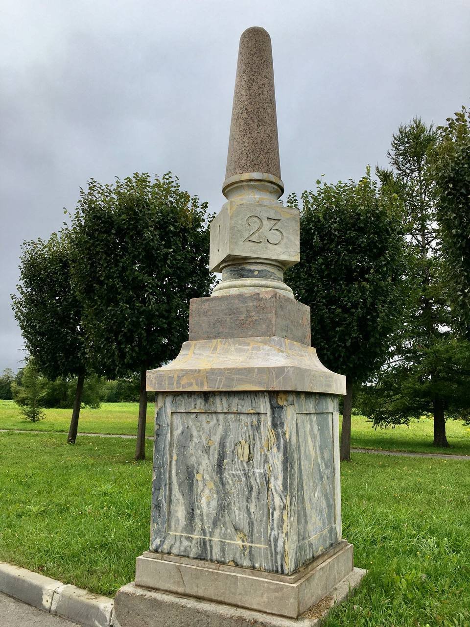 Деревянный верстовой столб