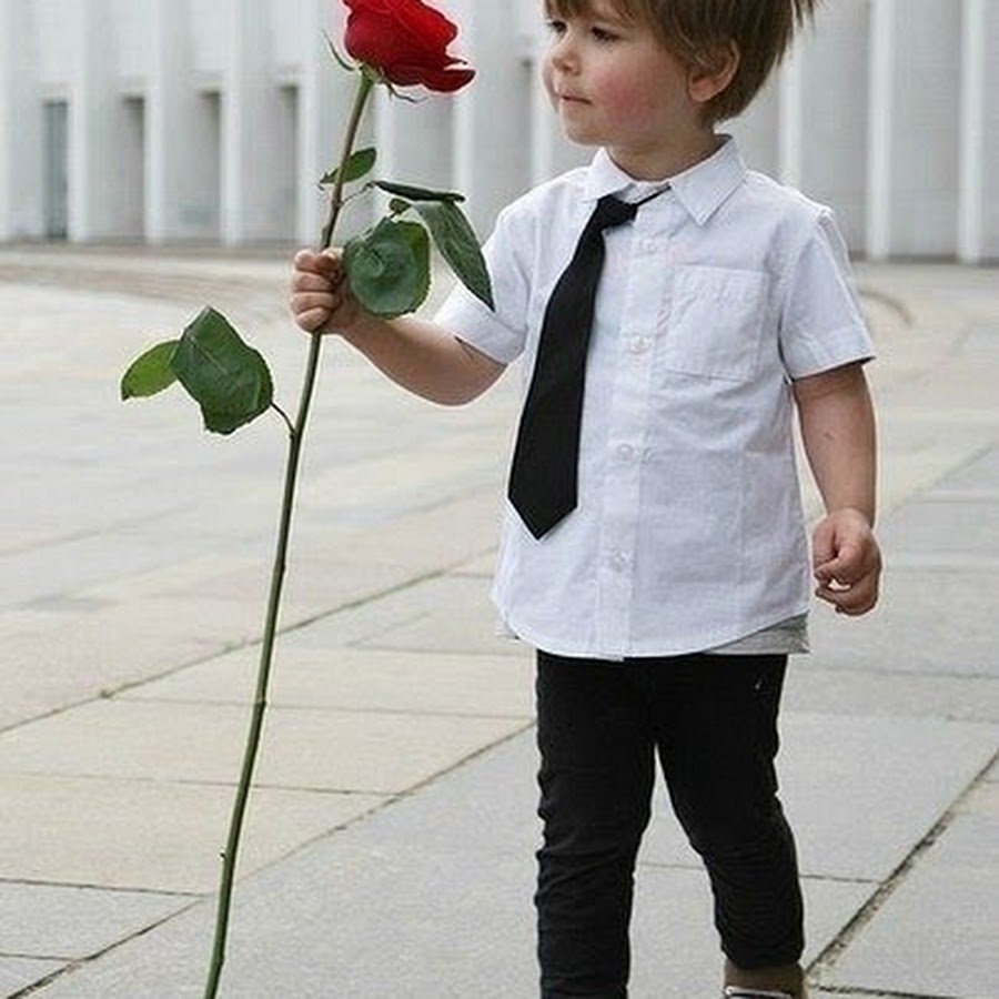 Мальчик с цветком