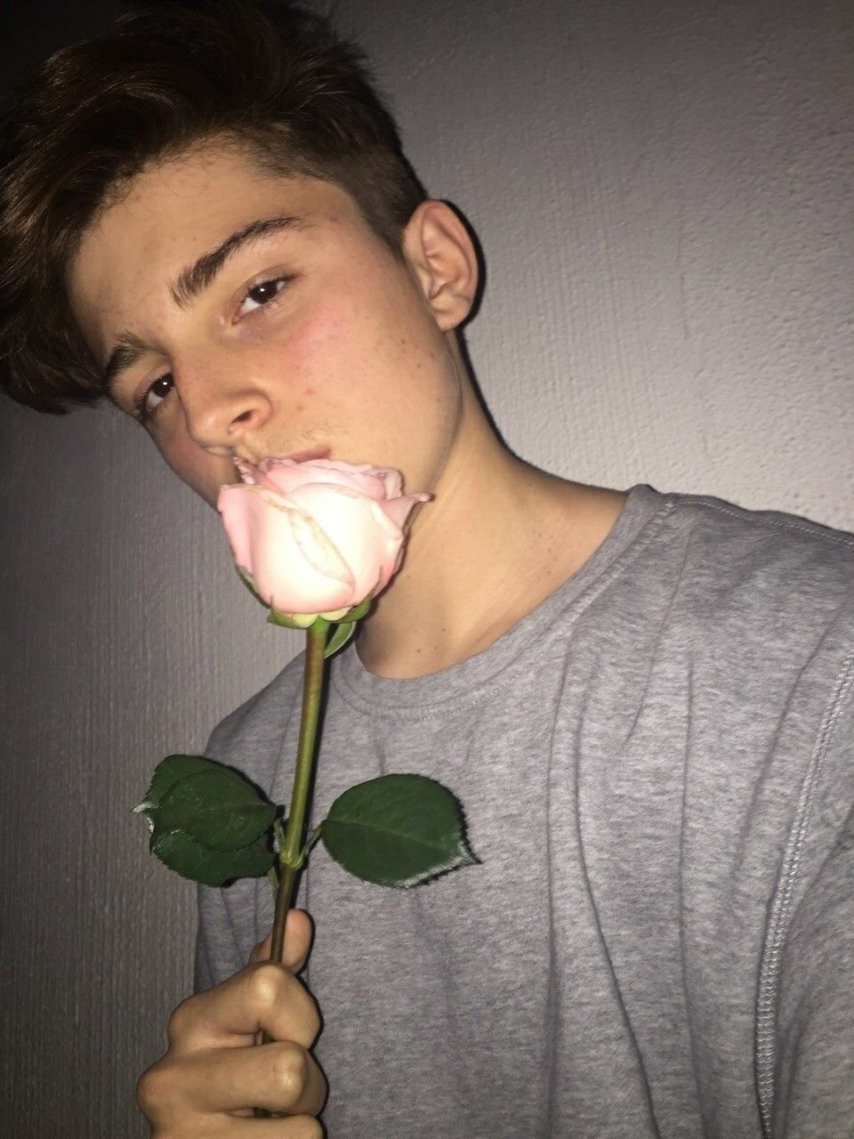 Пацан с розой