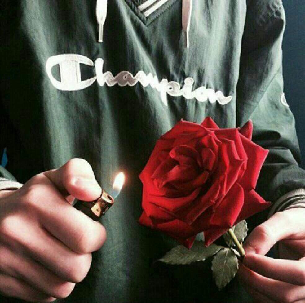 Парень с розой в руке