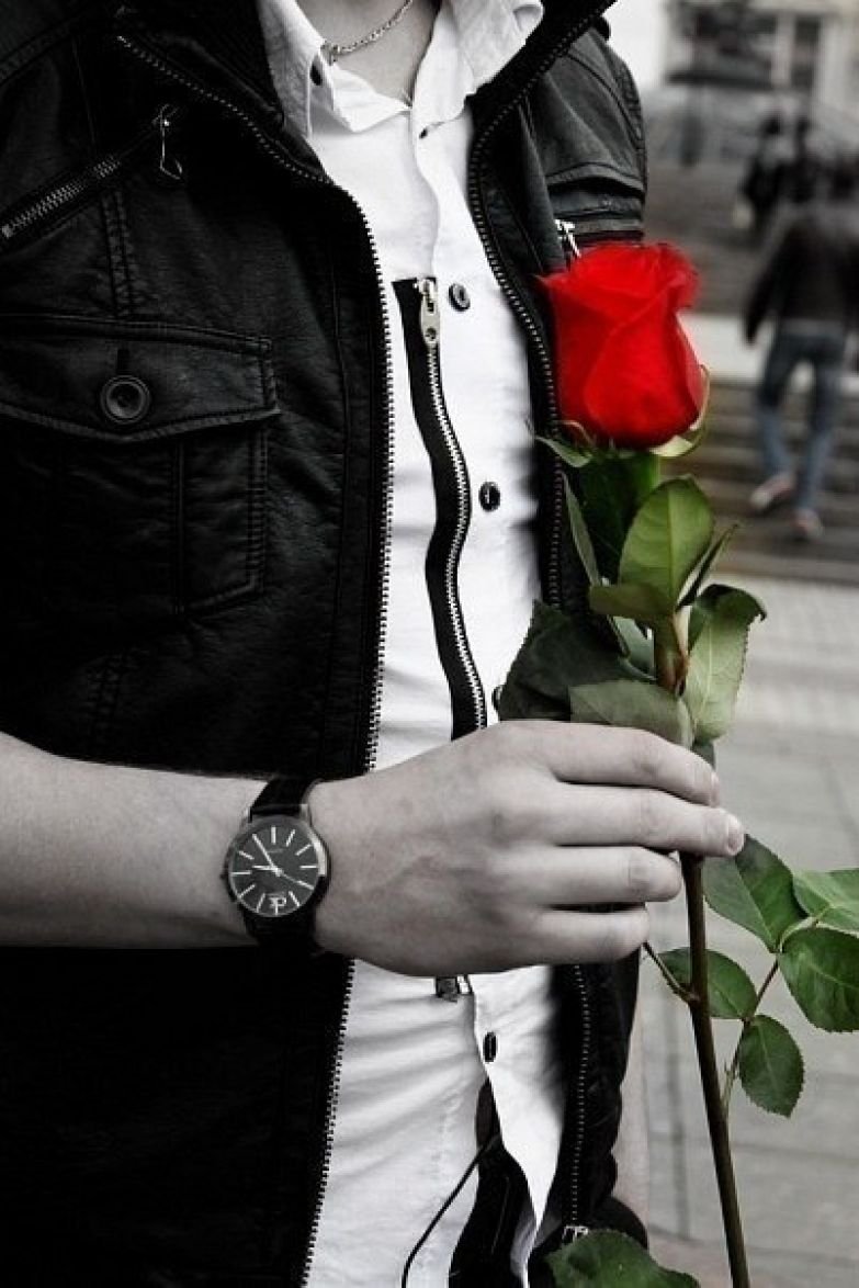 Парень с розой в руке