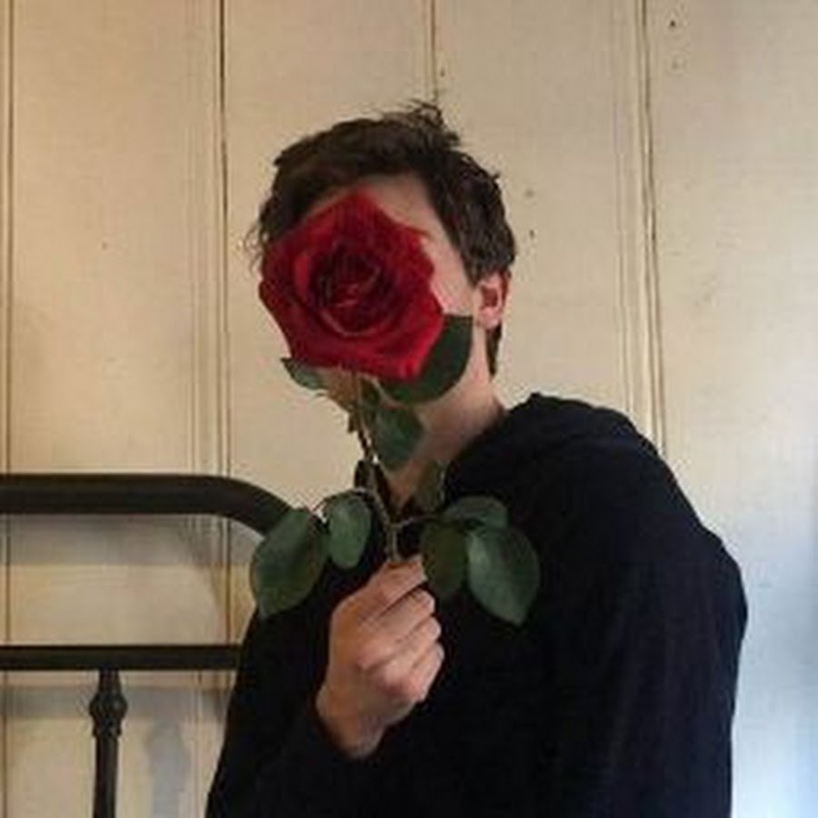 Пацан с розой