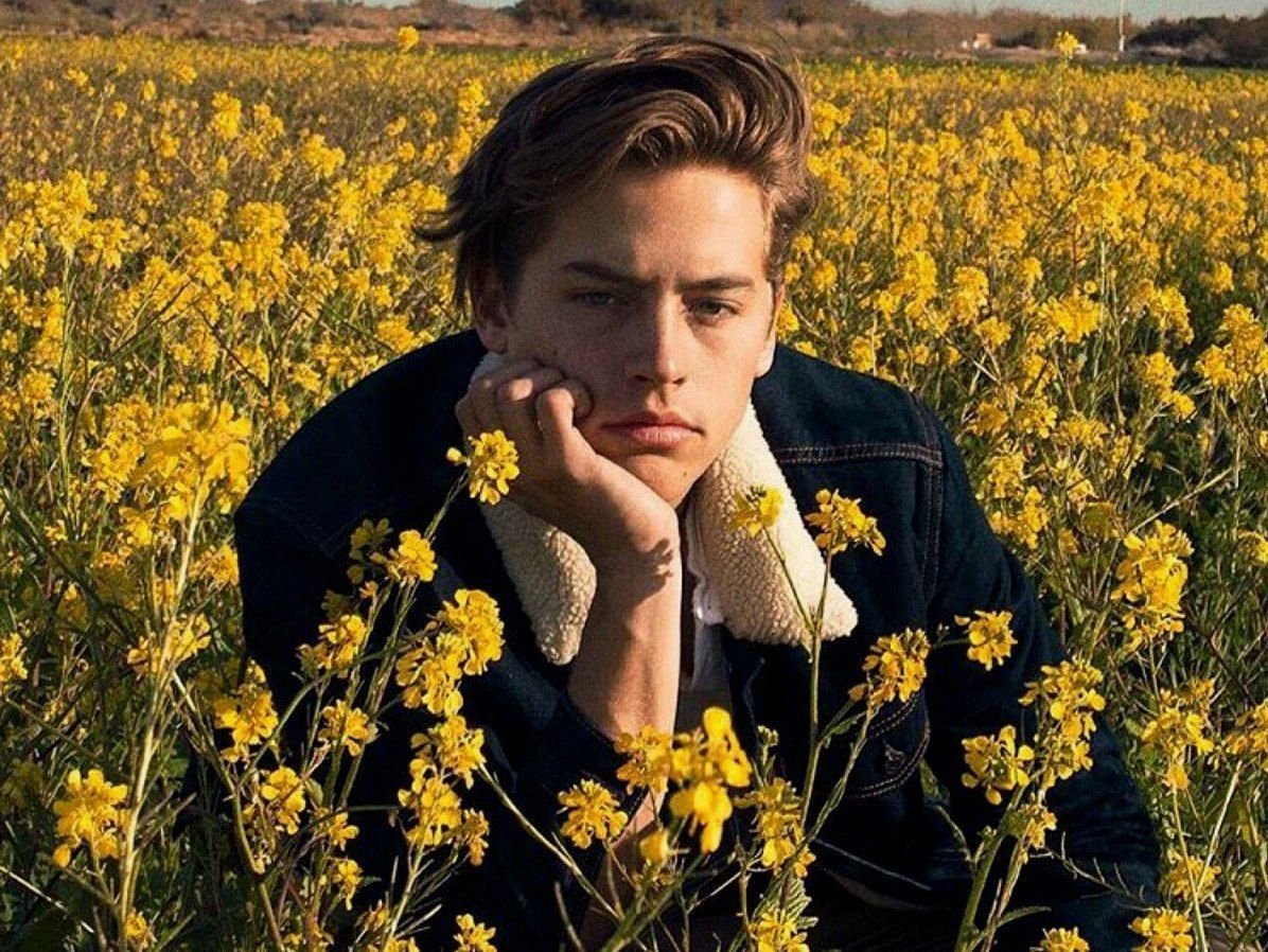 Парень с цветами без лица