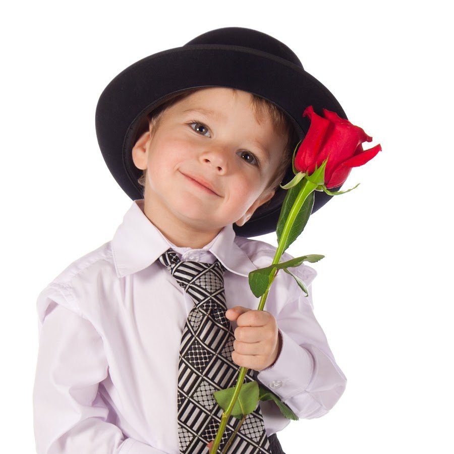 Дети дарят цветы