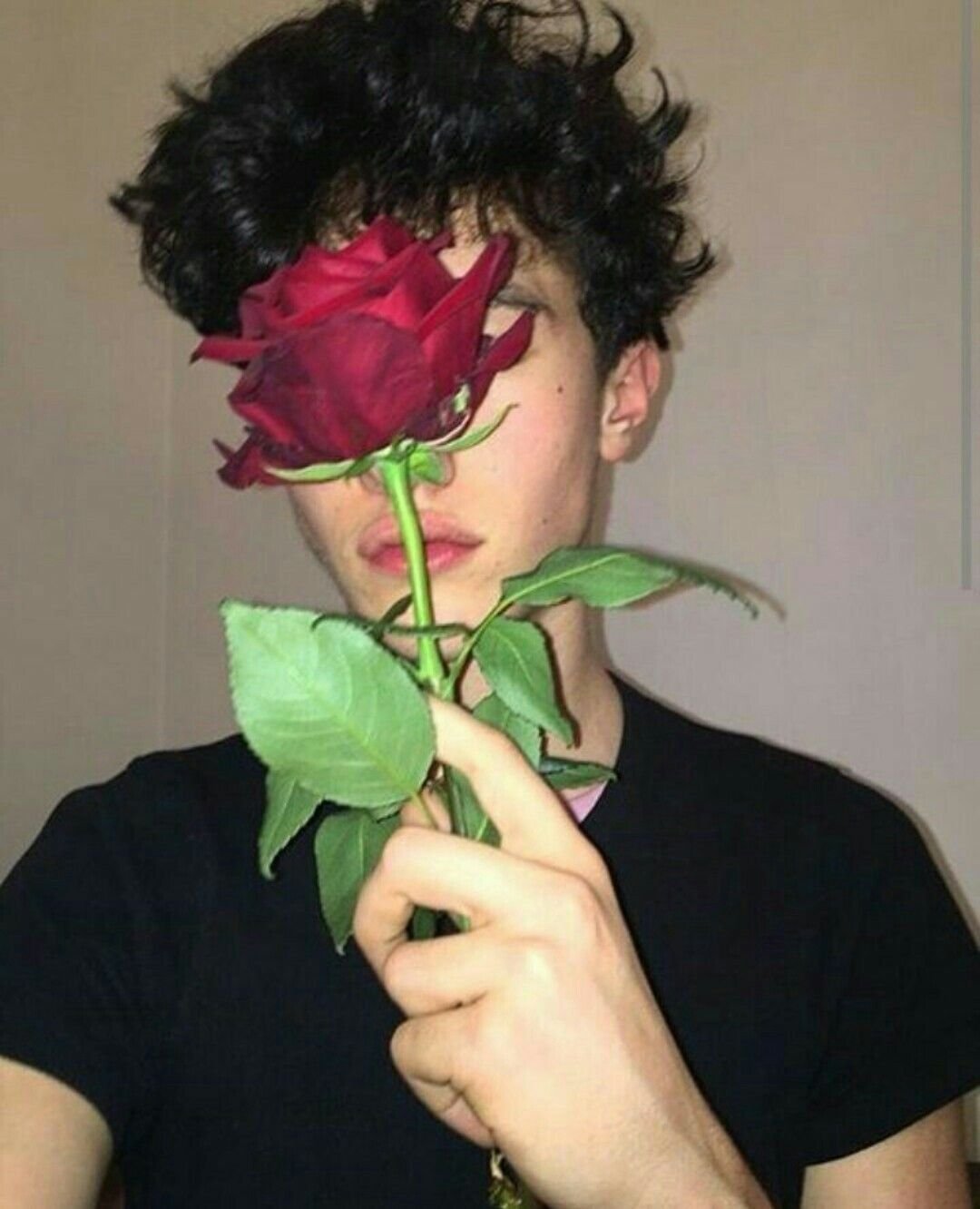 Пацан с розой