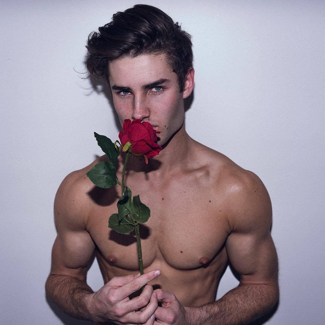 Фотосессия мальчика с цветами