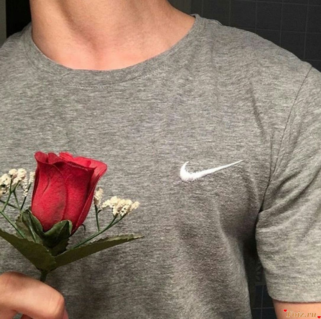 Подросток дарит цветы