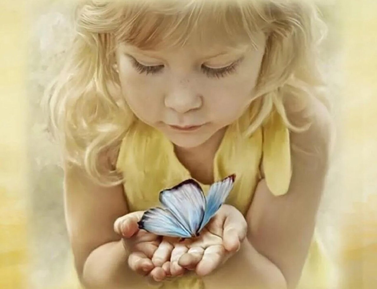 Понимание замечать. Девочка с бабочкой. Счастье в ладошках. Доброта радость.