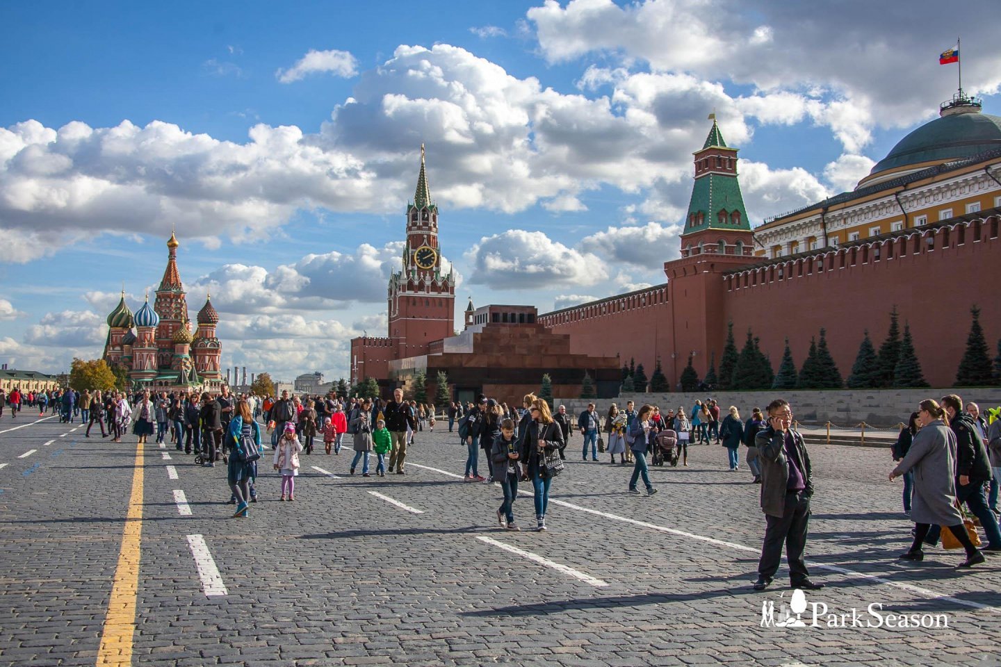 Красная площадь википедия. Москва 21 век красная площадь. Площадь красной площади. Туристы в Кремле. Достопримечательности красной площади.