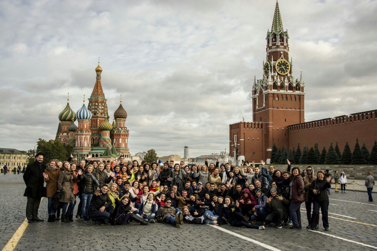 Экскурсия по красному кремлю. Туристы в Кремле. Красная площадь экскурсия. Туристы на красной площади. Экскурсия красная площадь в Москве.