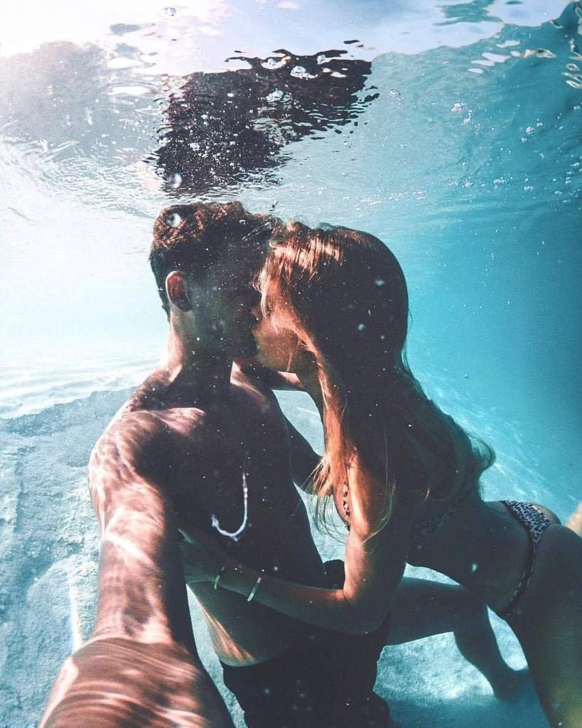 Поцелуй под водой