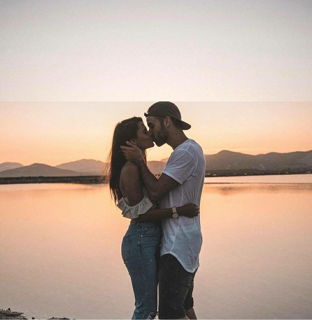 Влюбленные пары со спины