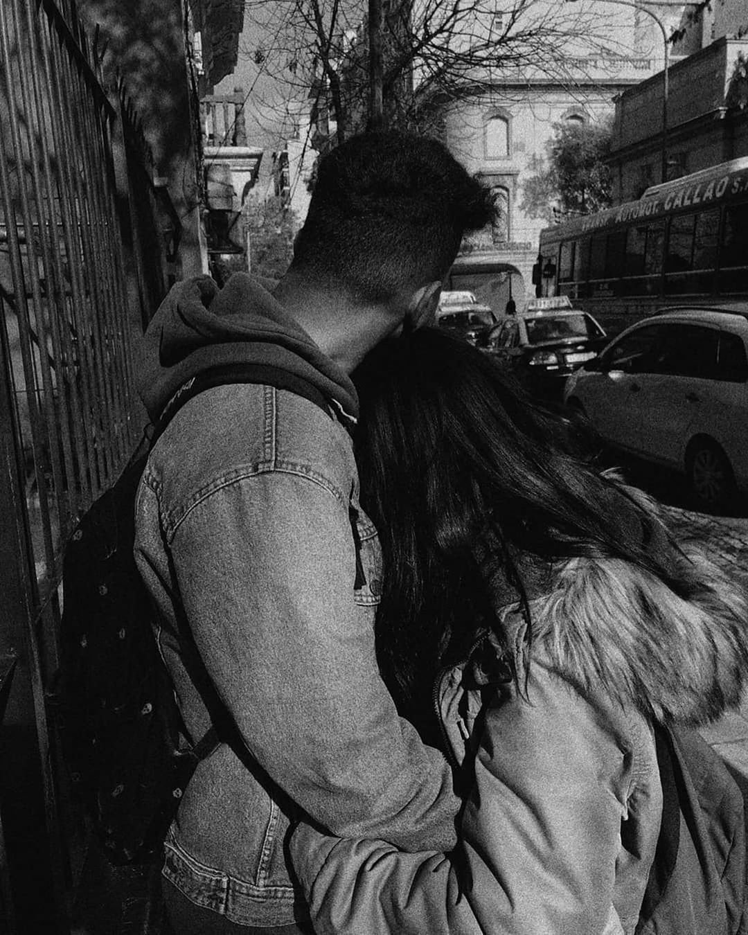 Объятия на улице