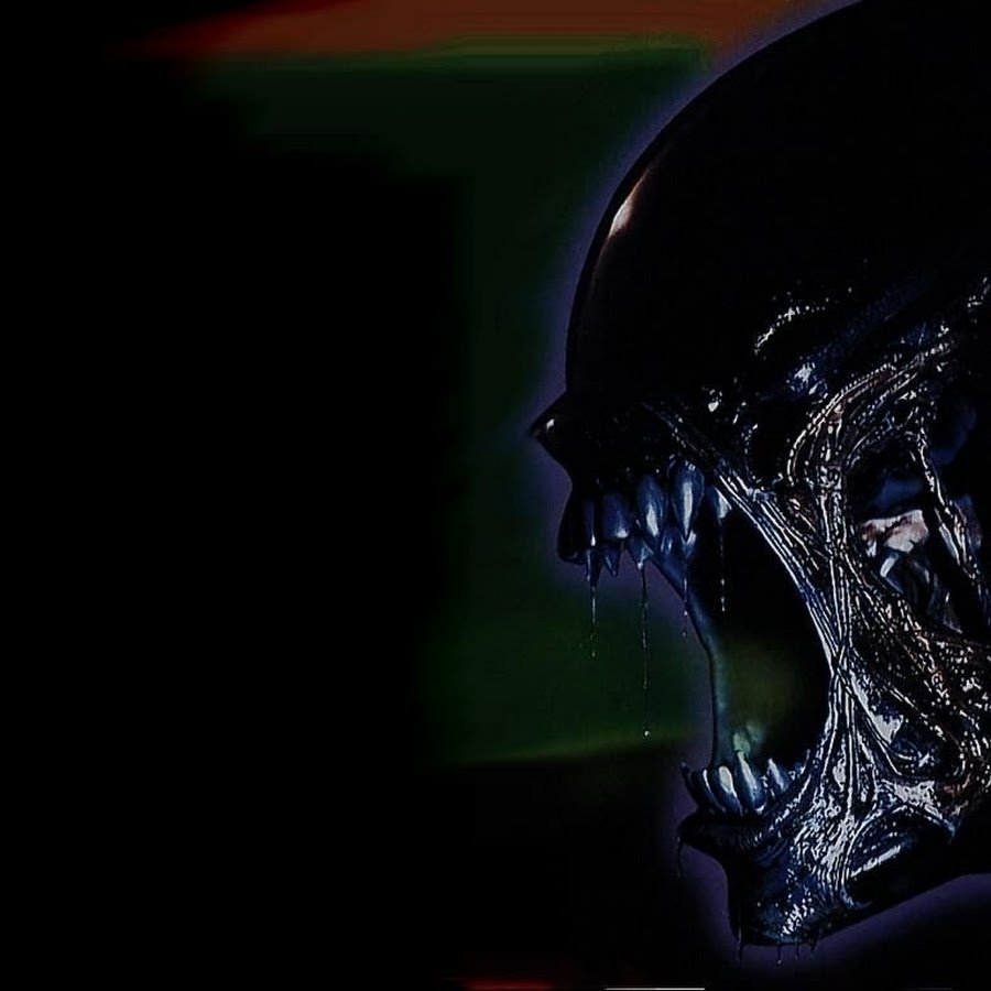 Чужой на черном фоне