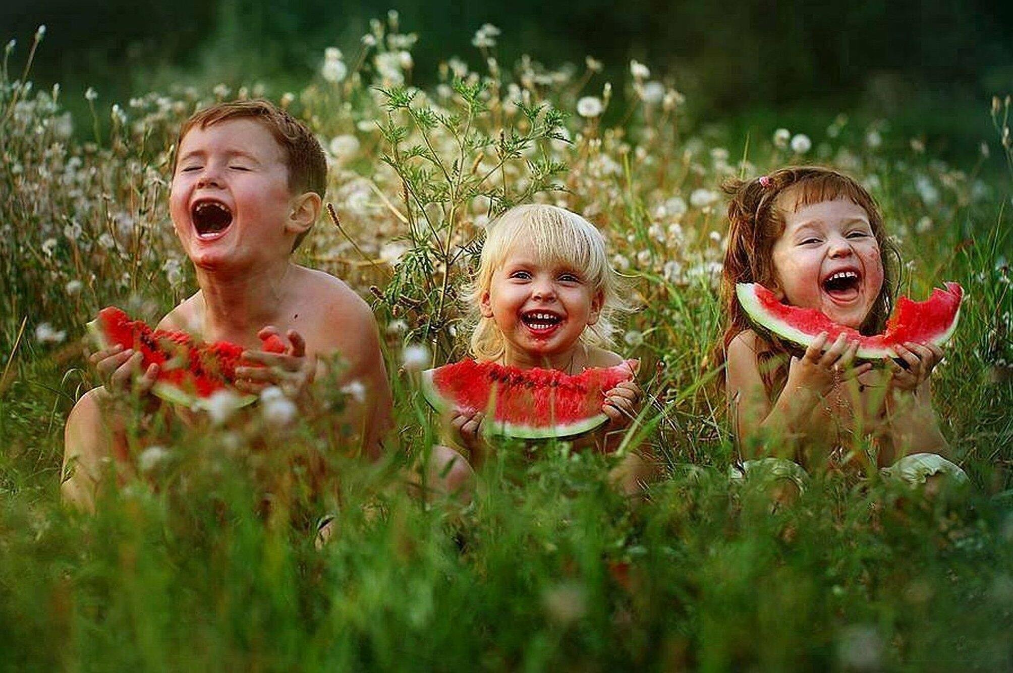 Счастливые дети. Счастливый ребенок. Дети смеются. Радостные дети. Дети радуются.