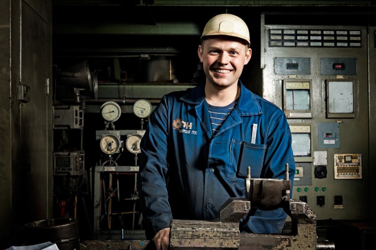 Рабочий на заводе