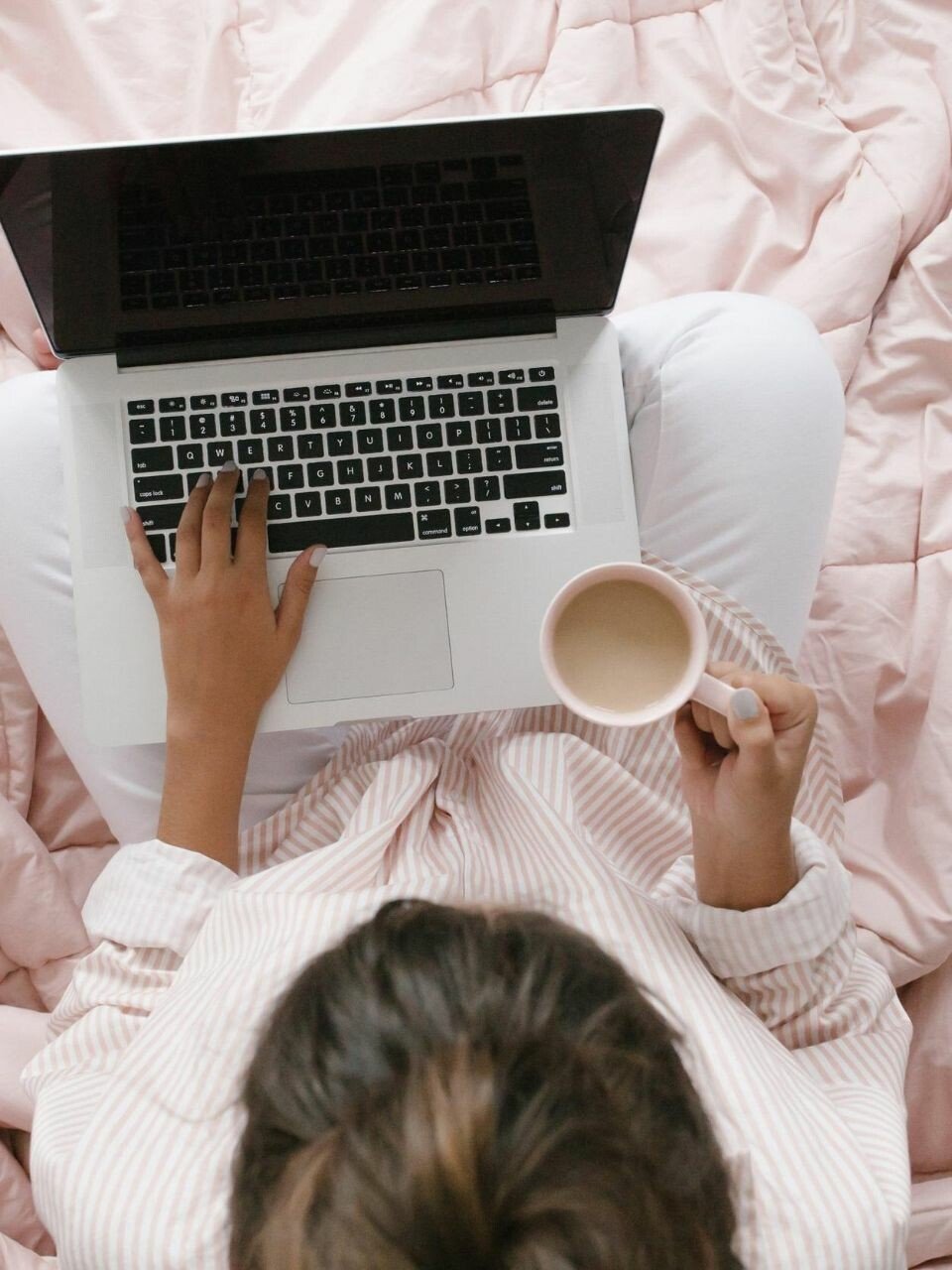 Девушка с ноутбуком