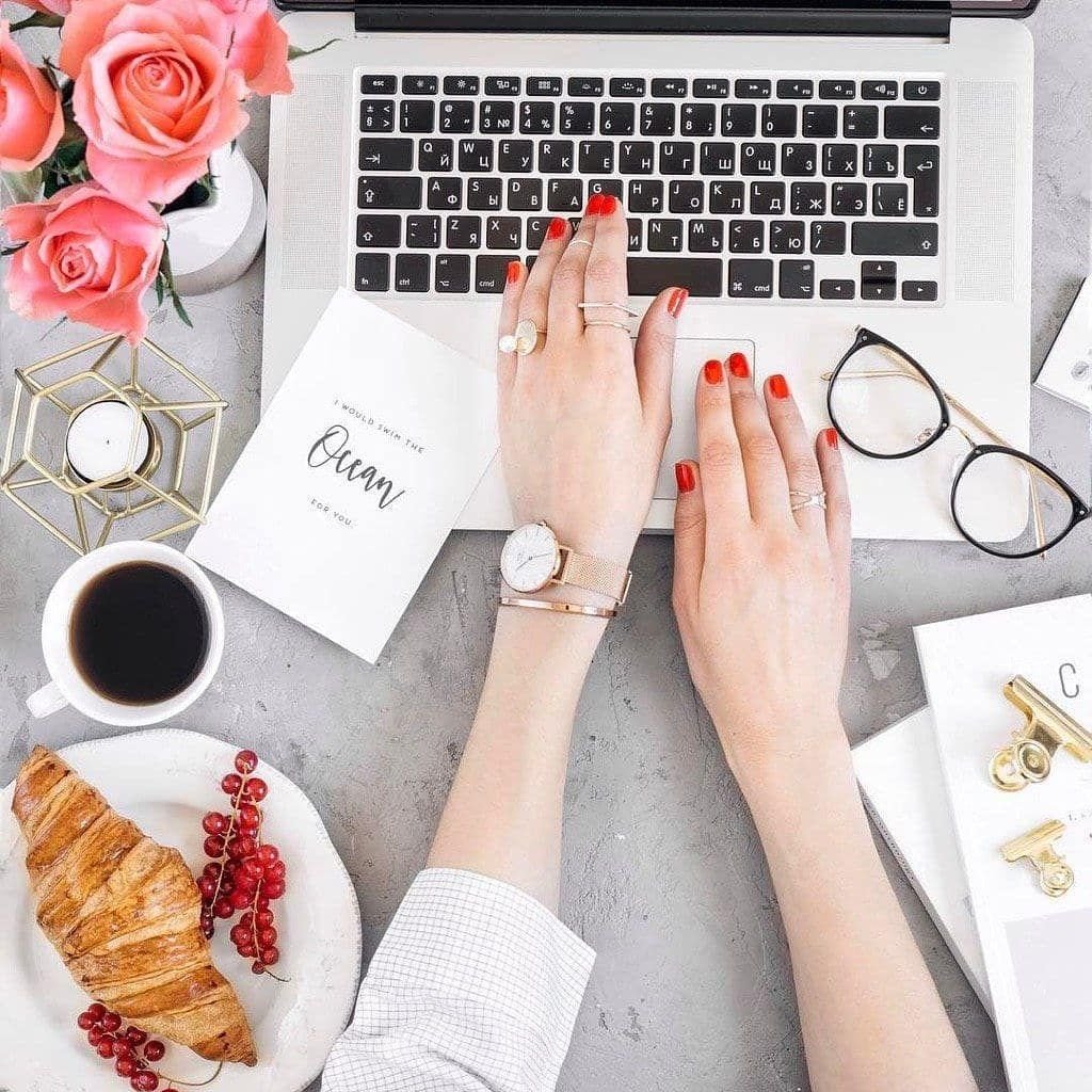 Человек за компьютером со спины