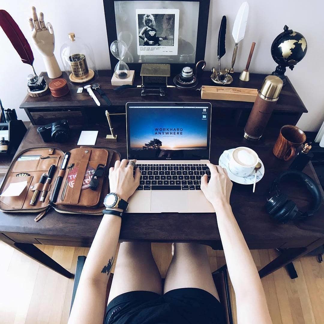 Мальчик сидит за компом