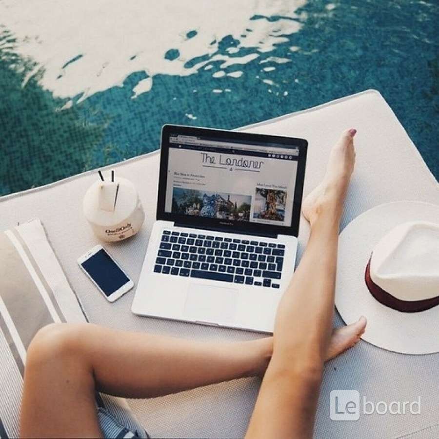 Девушка с макбуком