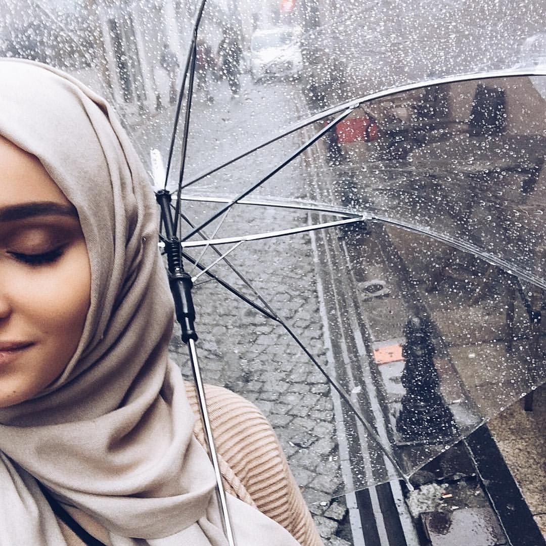 Девушка в хиджабе улыбается