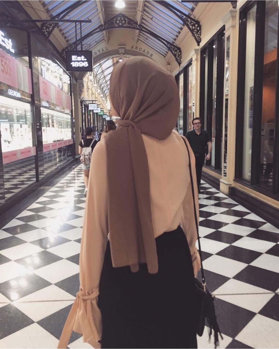 Красивые девушки в хиджабе со спины